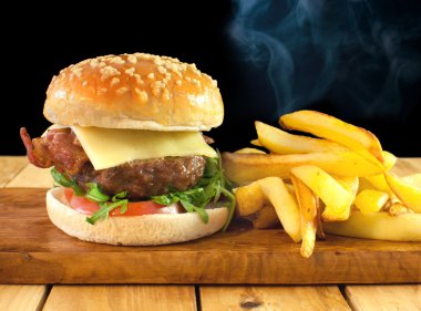 Patates kızartmalı çizburger.