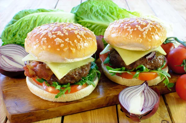 Δύο burgers — Φωτογραφία Αρχείου