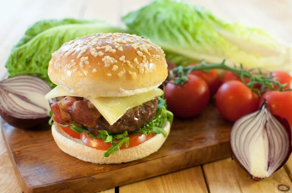 Domowy burger — Zdjęcie stockowe