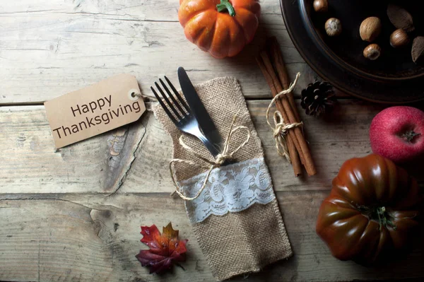 Kırsal ahşap masada çatal ve bıçağa bağlı Şükran Günü tebrik kartı.