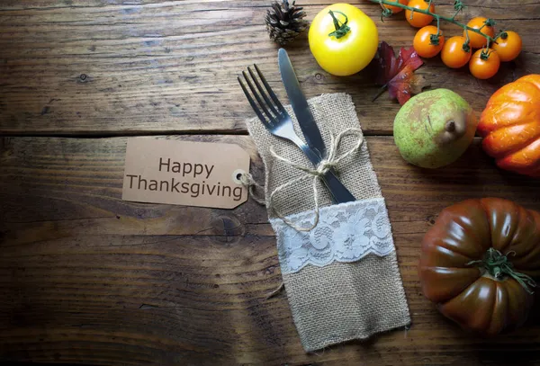 Thanksgiving Gratulationskort Fäst Vid Gaffel Och Kniv Träbord — Stockfoto