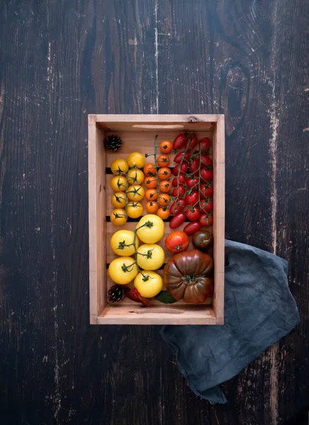 Holzkiste Mit Farbenfroher Tomatenauswahl Verschiedenen Sorten Wie Borange Monterosa Und — Stockfoto