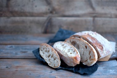 Ekmek Bulvarı, yakın plan doğranıyor.