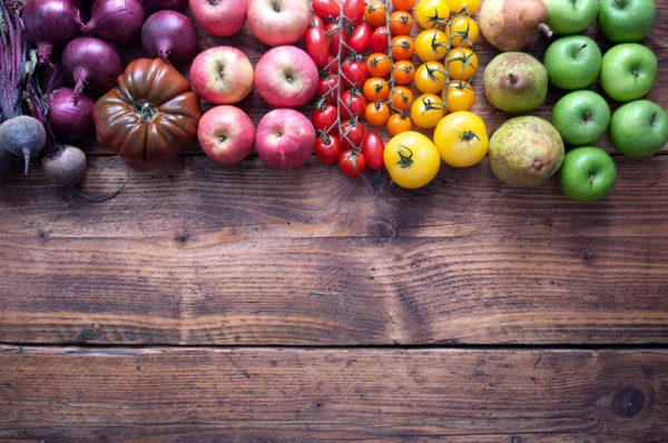 Selezione Frutta Verdura Con Colori Arcobaleno Uno Sfondo Legno Rustico — Foto Stock