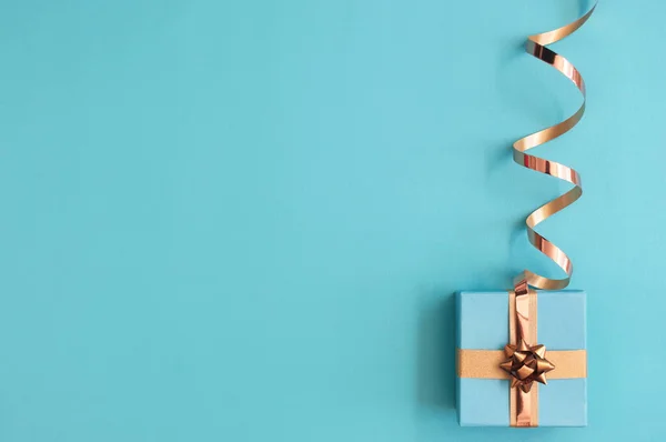 Seasonal Gift Box Wrapped Gold Ribbon Bow — Stock Photo, Image