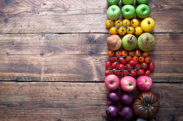 在乡村木背衬上选用彩虹色的水果和蔬菜 — 图库照片