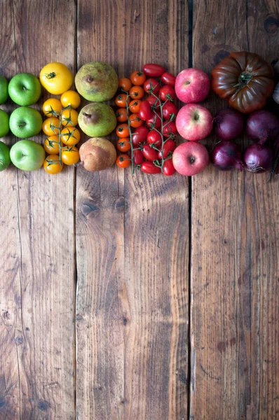 Auswahl Obst Und Gemüse Regenbogenfarben Auf Rustikalem Holzgrund Mit Platz — Stockfoto