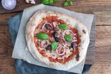 Geleneksel İtalyan soslu mayalı pizza.