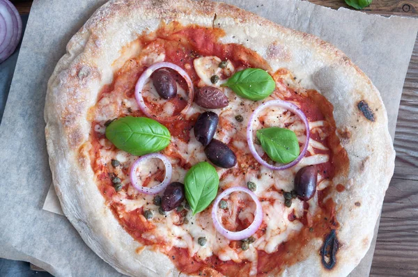 意大利传统的酸面团披萨 配上西红柿和莫扎拉 — 图库照片