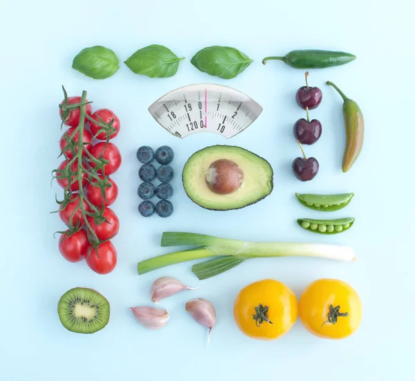 Yiyecek banyosu tartı tartısı. Meyve ve sebzelerden yapılmış. 