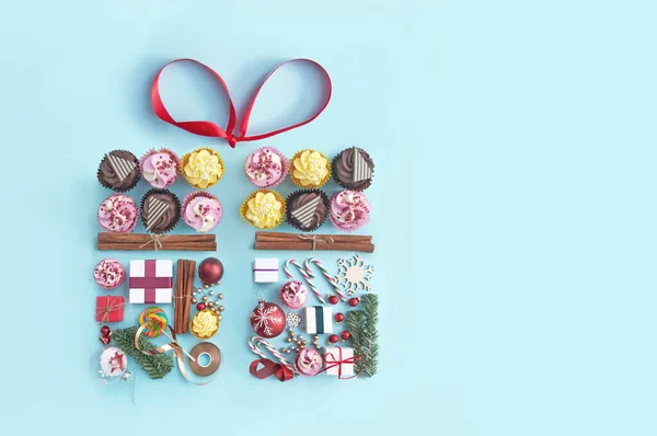 装飾金リボン弓とギフトボックスの形でクリスマスの季節のオブジェクトや食品のコレクション — ストック写真