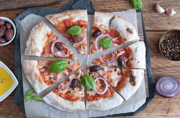 Traditional Italian Sourdough Pizza Tomato Mozzarella — 图库照片
