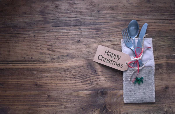 Nakrycie Stołu Świątecznego Kartka Życzeniami Przymocowana Widelca Noża Drewnianym Stole — Zdjęcie stockowe