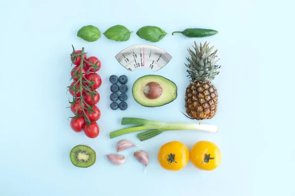 果物や野菜で作られた体重計の設計食品バスルーム — ストック写真