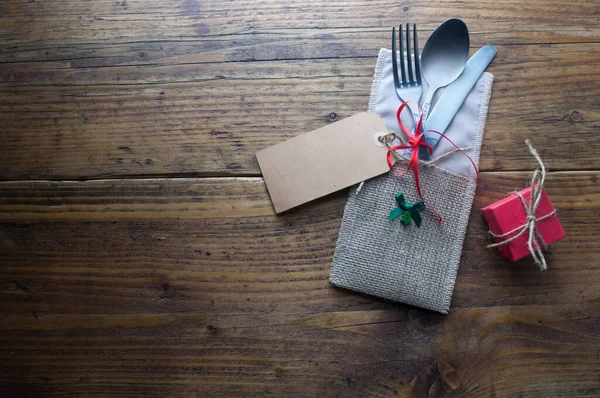 祭りの食事テーブルの設定 木製のテーブルの上にフォークやナイフに取り付けられたグリーティングカード — ストック写真