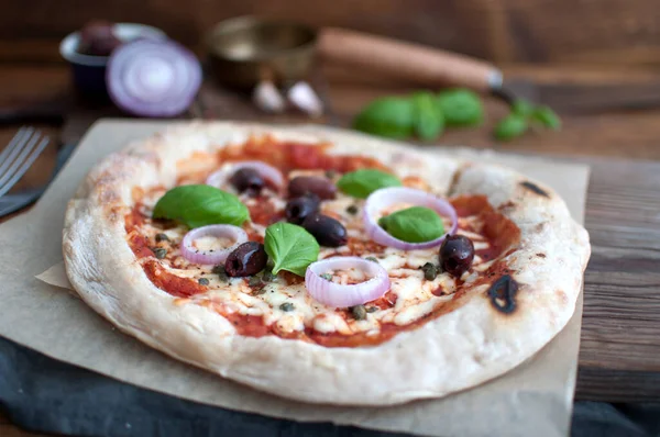 意大利传统的自制面团披萨 — 图库照片