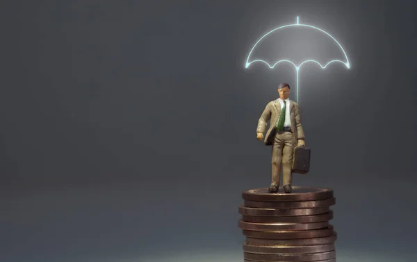 Homem Miniatura Debaixo Guarda Chuva Iluminado Cima Uma Pilha Moedas — Fotografia de Stock