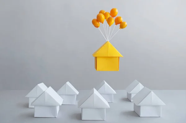 Casa Papel Naranja Con Globos Flotando Sobre Muchas Casas —  Fotos de Stock