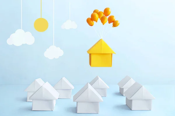 Orange Papper Hus Med Ballonger Flyter Över Många Hus — Stockfoto