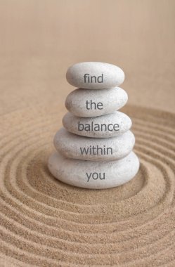Yoga zen taşları birbirinin üstünde ilham verici bir deyimle içinizdeki dengeyi bulun.