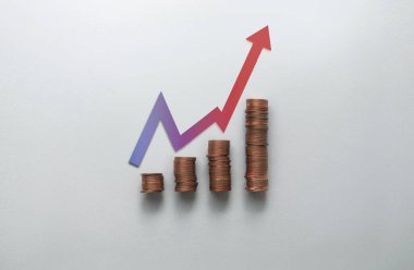 Artan enerji faturaları çizelgesi kavramı ile ok maviden kırmızıya yükseliyor 
