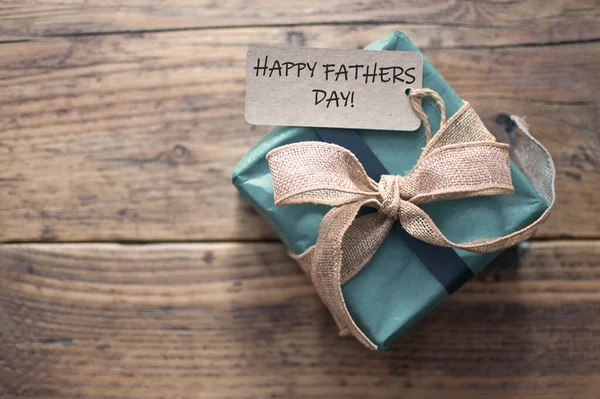 Fathers Day Greeting Attached Gift Box Wrapped Rustic Ribbon Bow — Stock Photo, Image