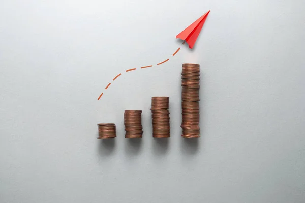 Steigende Inflation Kosten Und Preiskonzepte Stapel Von Münzen Mit Papierflugzeug — Stockfoto