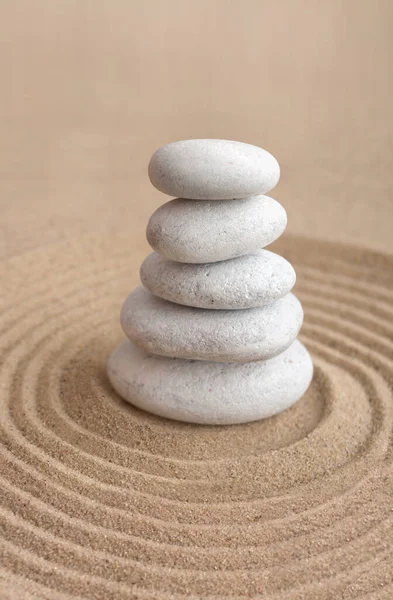 砂の輪の中でバランスの取れたヨガ禅の石 — ストック写真