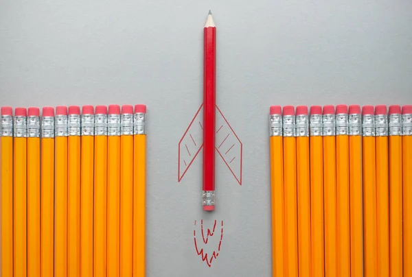 Red Pencil Rocket Sketch Standing Out Amongst Row Orange Pencils — 图库照片