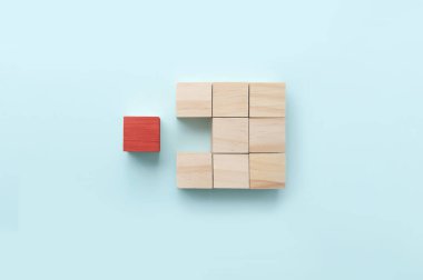 Kırmızı tahta blok diğer parçaların arasında duruyor iş konsepti