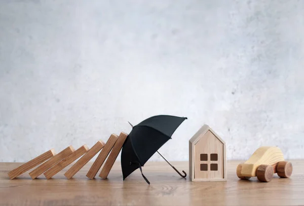 Umbrella Protecting House Car Falling Dominoes Insurance Concept — Stock Photo, Image