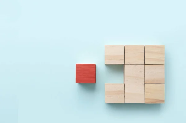 Roter Holzblock Sticht Unter Anderem Durch Geschäftskonzept Hervor — Stockfoto