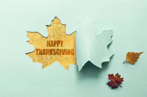 Autumn Leaf Wyciąć Papier Ujawniając Szczęśliwe Święto Dziękczynienia Pod Spodem — Zdjęcie stockowe