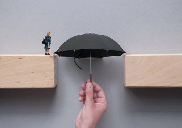 Hand Hält Regenschirm Überbrückt Die Lücke Zwischen Holzblöcken Sichere Überquerung — Stockfoto
