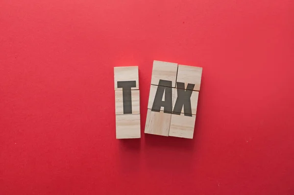 木块上印着的税 减税字谜概念 — 图库照片
