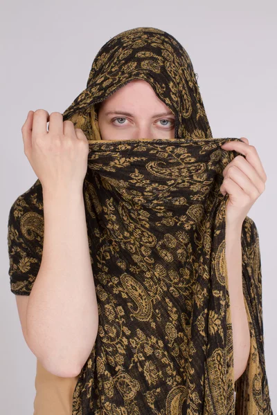 Арабская женщина с шарфом — стоковое фото