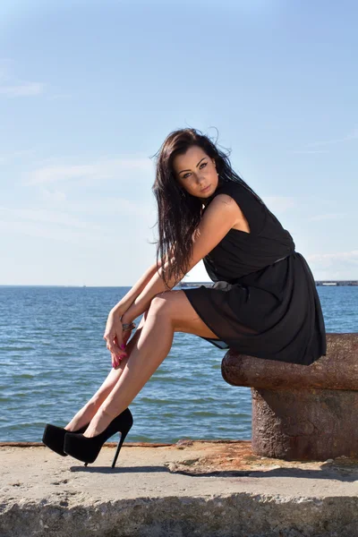 Attractive young woman on the pier — Stock Photo, Image