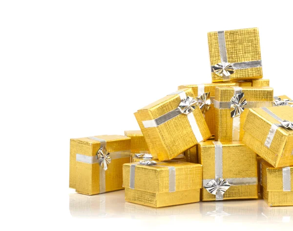 Haufen goldener Geschenkboxen — Stockfoto