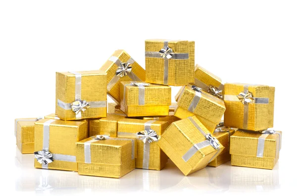 堆的黄金礼品盒 — 图库照片