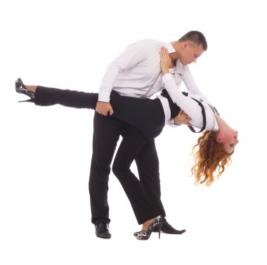 jong koppel op dansen pose geïsoleerd op wit