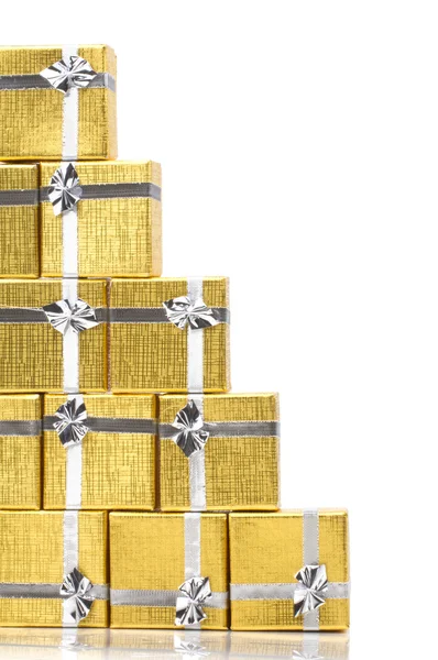 La mitad de las cajas de regalo de oro toalla sobre fondo blanco — Foto de Stock