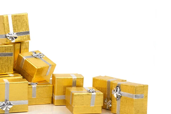 Guld gåva lådor på vit — Stockfoto
