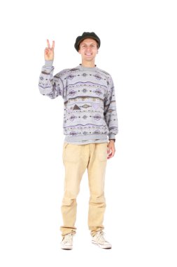 genç yakışıklı olan işaret gösteren bir şapka ile