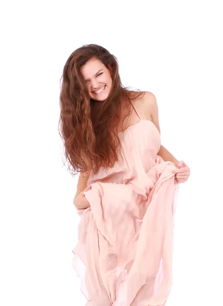 Anmutiges Mädchen in fliegendem hellrosa Kleid — Stockfoto