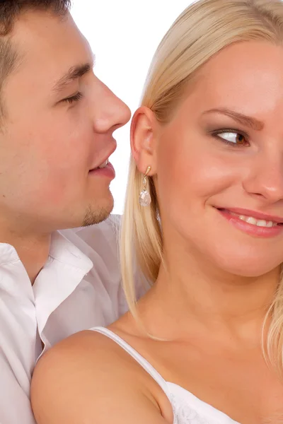 Gelukkige paar in liefde. man-gefluister een compliment. — Stockfoto