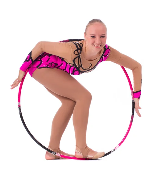 Vacker flicka gymnast i en kostym med en hoop — Stockfoto