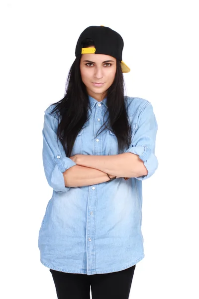 Portrét mladé ženy v jeansové košile a čepice pózuje — Stock fotografie