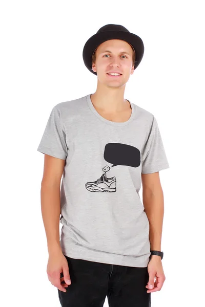 若い男の帽子とカジュアルな t シャツの長さの半分の肖像画 — ストック写真