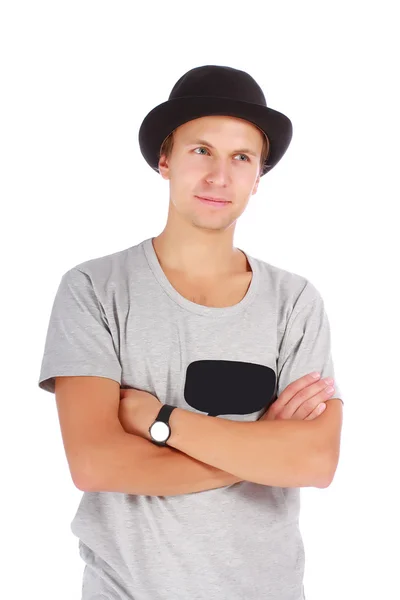 Mladý muž v klobouku a ležérní tričko poloviční délka portrét — Stock fotografie