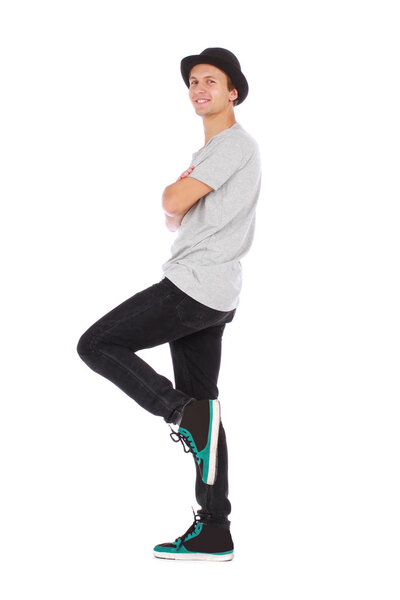 Молодой красивый парень в современной одежде
